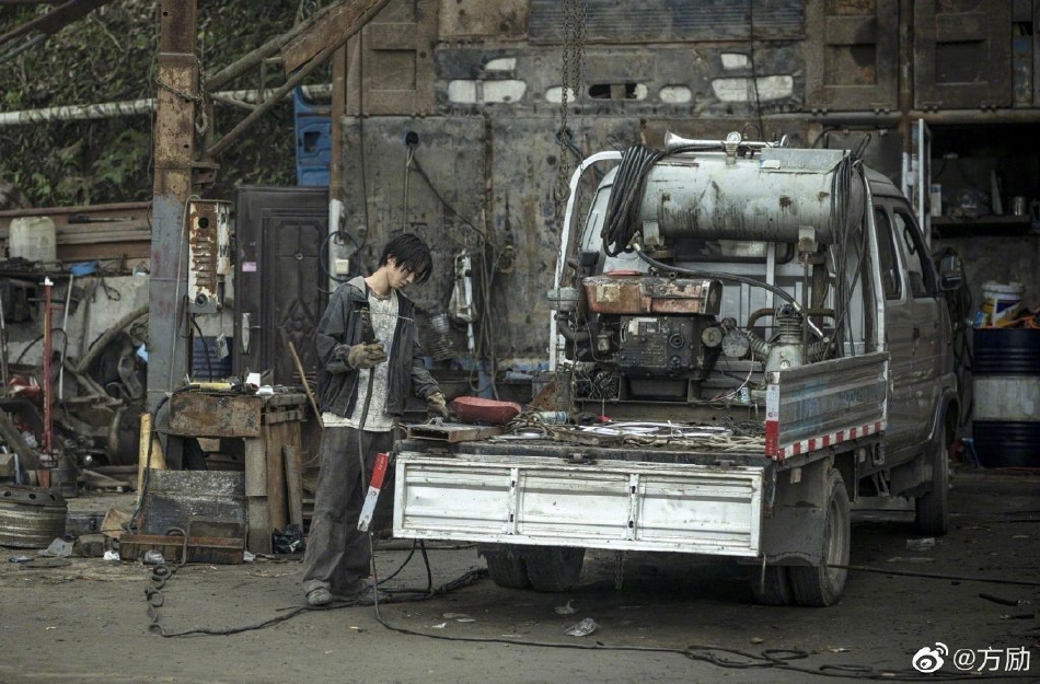 组图：《断·桥》制片人晒王俊凯电焊工学徒照夸赞他像模像样第2张图片