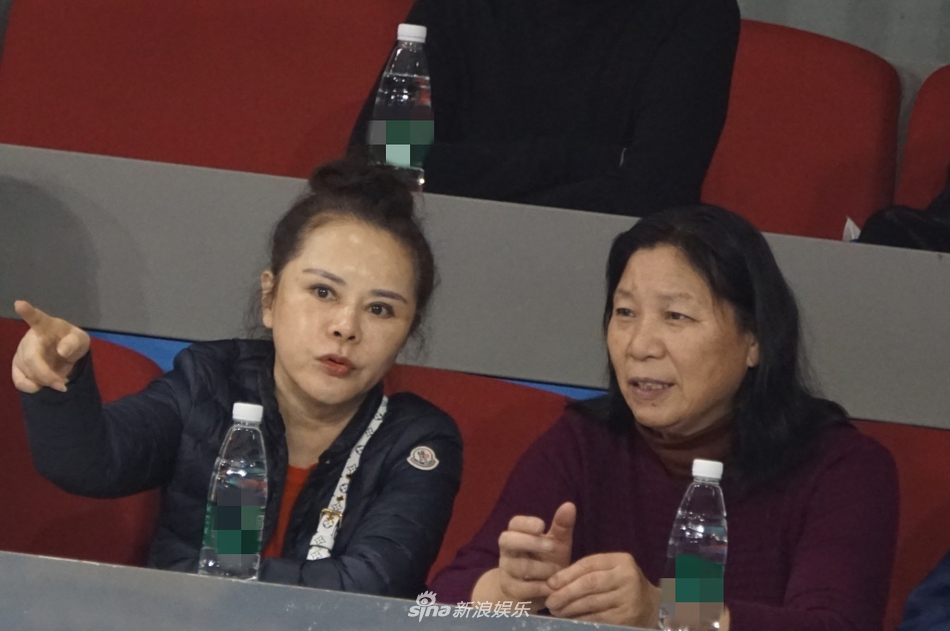 组图孙俪妈妈扎丸子头看男排比赛保养得当比同龄人年轻十岁