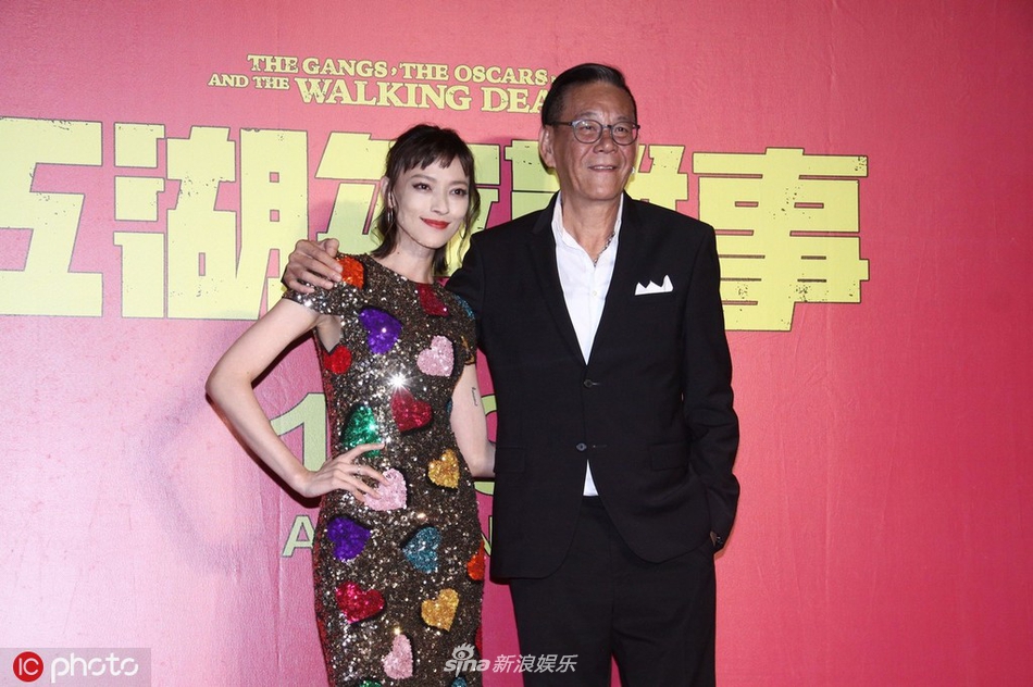 组图:邱泽留寸头配黑西装潇洒帅气型 谈笑自如懒理追求门风波