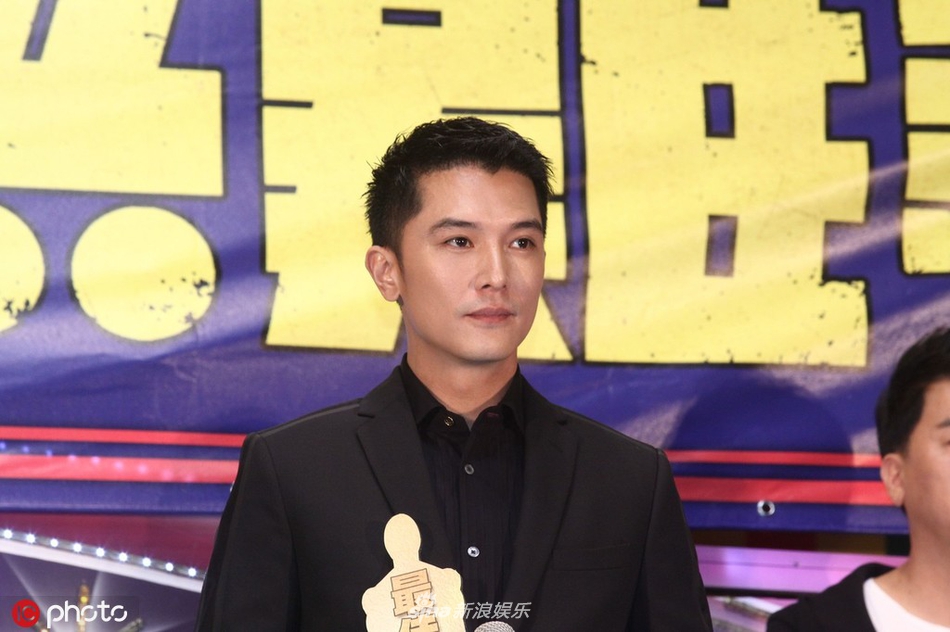 组图:邱泽留寸头配黑西装潇洒帅气型 谈笑自如懒理追求门风波