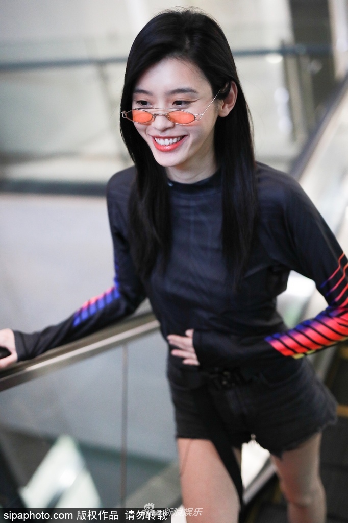 组图:奚梦瑶现身机场如走秀 潮衣热裤大秀筷子腿