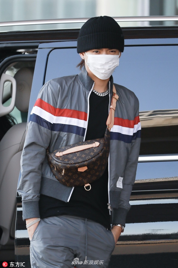 组图吴亦凡运动潮装亮相对镜比v帆布鞋当拖鞋穿显不羁
