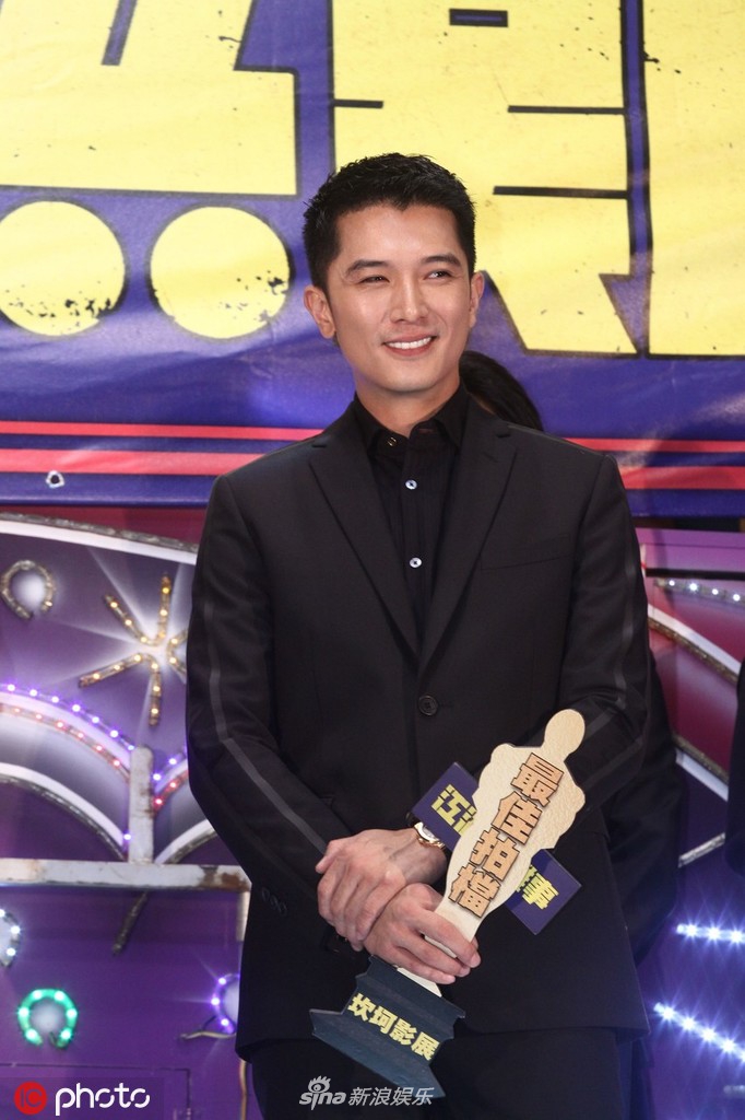 组图:邱泽留寸头配黑西装潇洒帅气型 谈笑自如懒理追求门风波