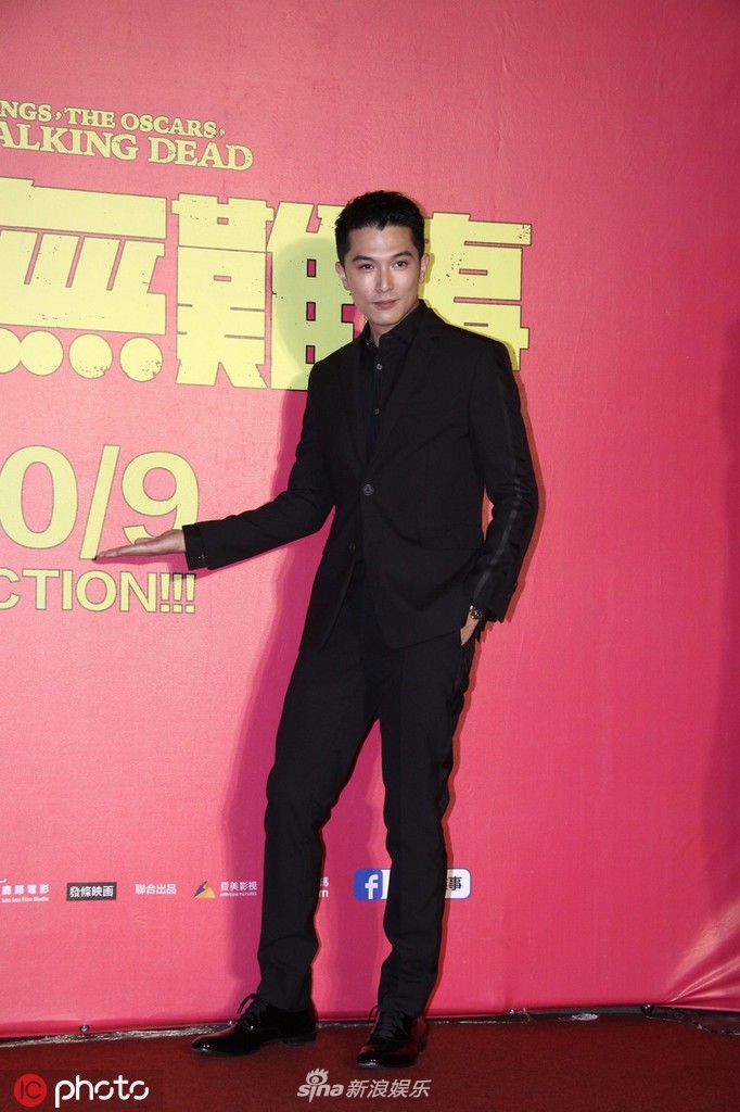 组图:邱泽留寸头配黑西装潇洒帅气型 谈笑自如懒理追求门风波