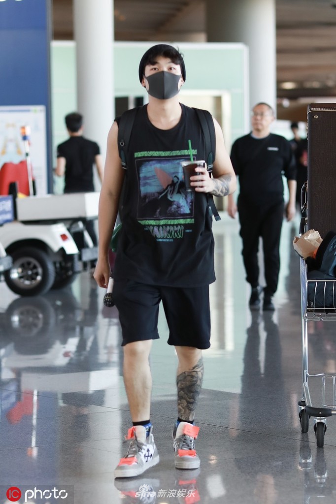 组图:白举纲篮球运动装现身 腿上纹身霸气吸睛