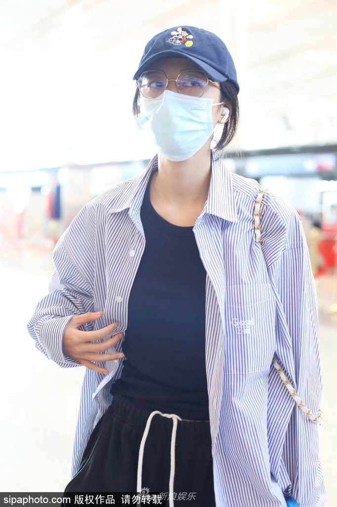 组图：周雨彤穿oversize条纹衬衫配黑色休闲裤现身洒脱自在第4张图片