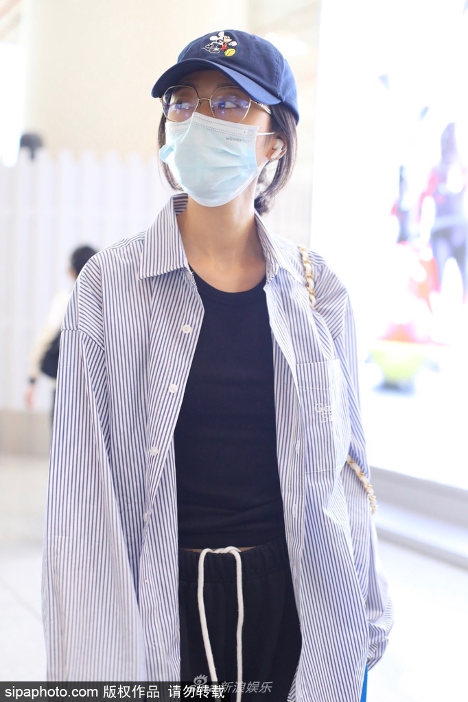 组图：周雨彤穿oversize条纹衬衫配黑色休闲裤现身洒脱自在第3张图片