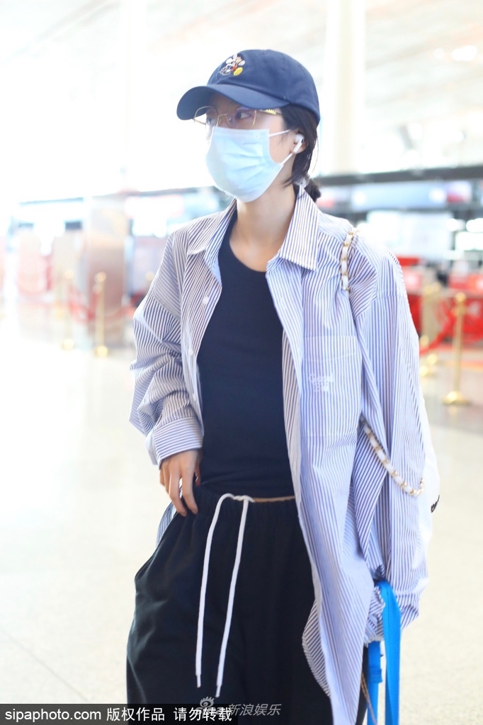 组图：周雨彤穿oversize条纹衬衫配黑色休闲裤现身洒脱自在第2张图片