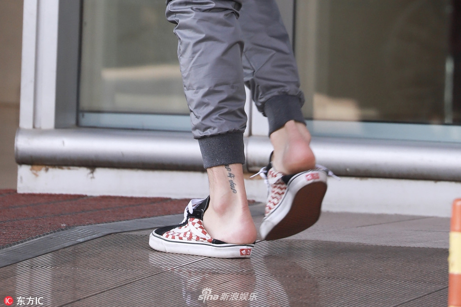 组图:吴亦凡运动潮装亮相对镜比v 帆布鞋当拖鞋穿显不羁