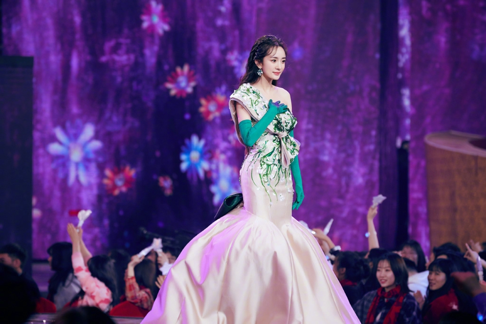 组图:杨幂绿白拖地长裙优雅走秀 前凸后翘展妙曼身姿