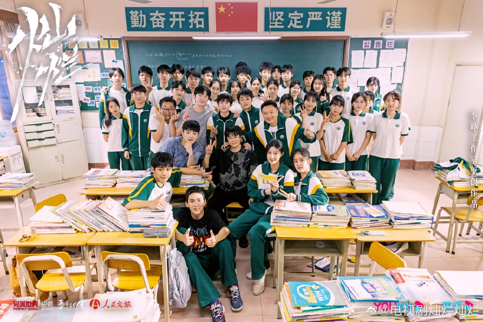 组图：王源《灿烂灿烂》杀青照曝光身穿校服笑容满面