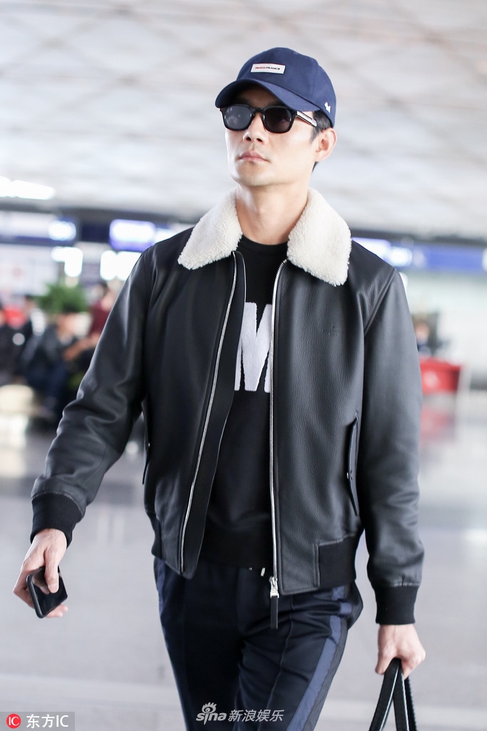 组图:王凯亮相机场电话不断业务忙 单手拎包疾走帅到飞起_高清图集