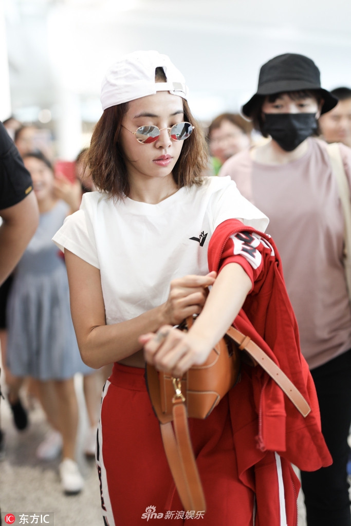 组图蔡依林反戴棒球帽酷劲十足当众脱外套秀小蛮腰身材火辣