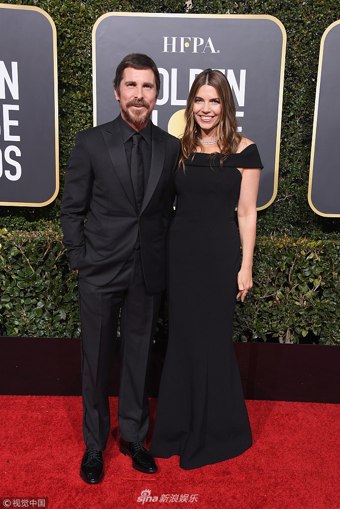 组图:克里斯汀·贝尔携妻子甜蜜亮相金球红毯 夫妻俩全黑look超酷