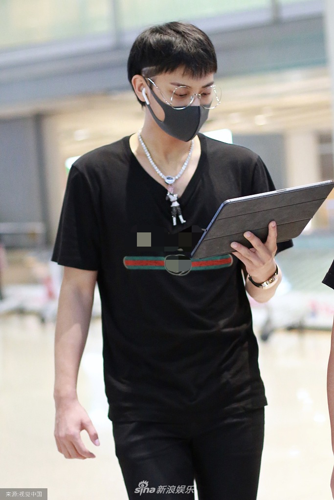 组图:黄子韬"沉迷"平板不挪眼 超大公仔项链十分吸睛