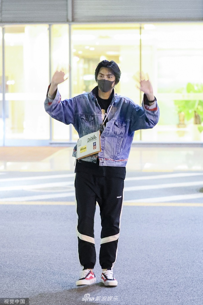 组图吴亦凡衣着宽松身形略有发福口罩遮面贴心向粉丝挥手