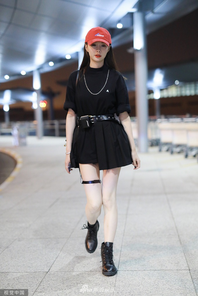 组图:沈梦辰短裙秀小细腰腿环显性感 对眼搞怪秒变表情包