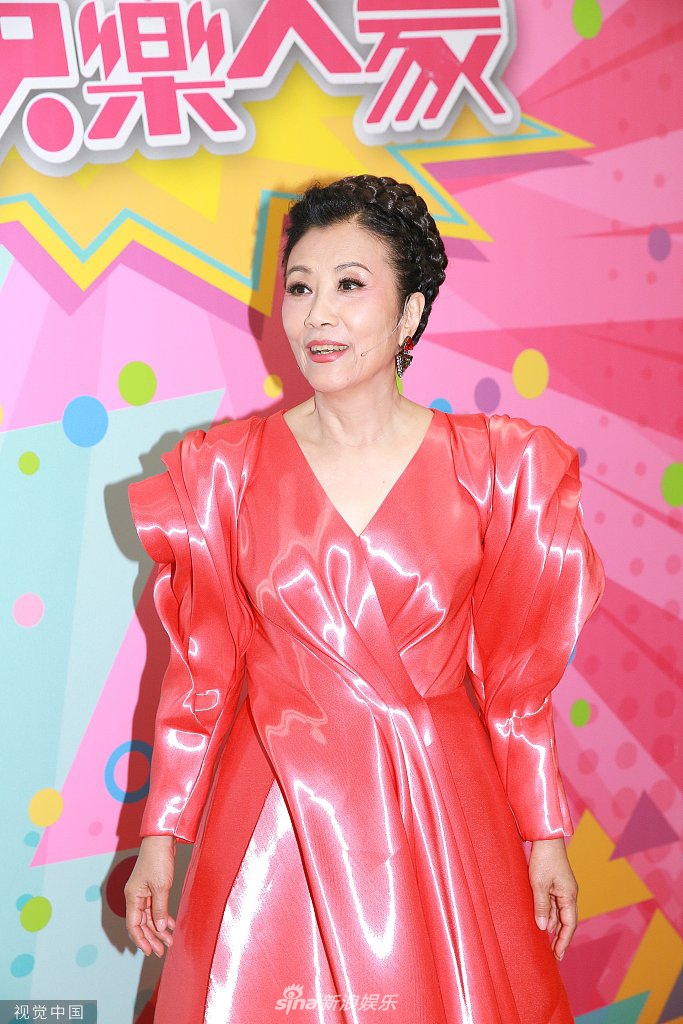 组图:超拼!72岁汪明荃v领亮面裙似牡丹 与港姐冯盈盈等争艳