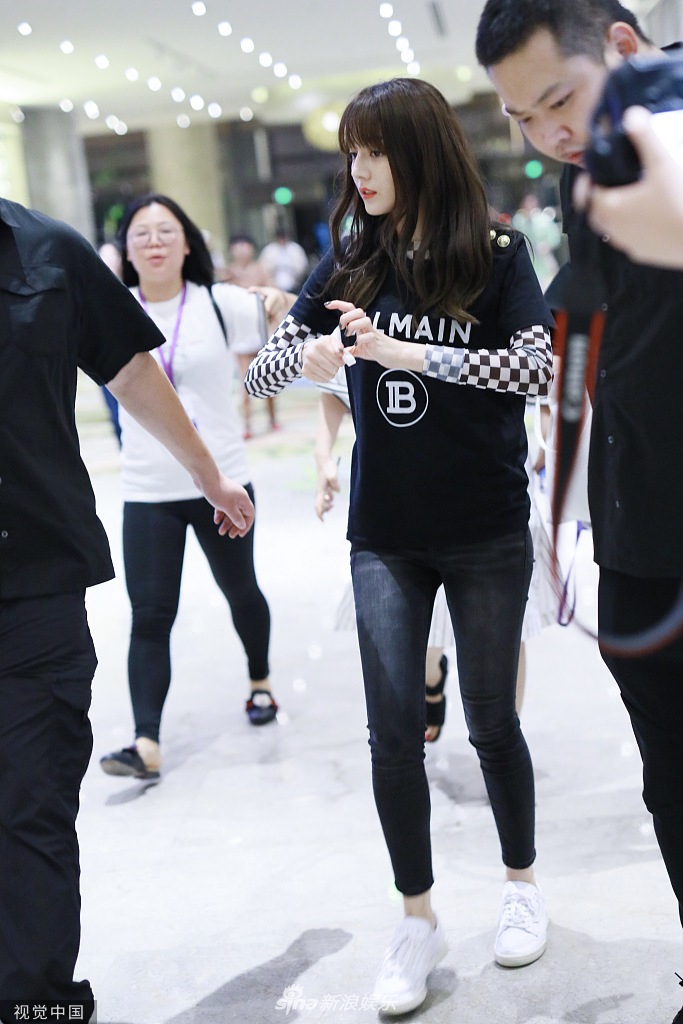 组图：迪丽热巴黑发红唇超撩人 休闲装难掩清秀似人间芭比