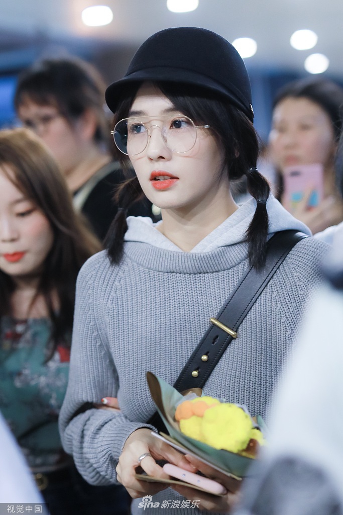 戴着马术帽扎着双麻花辫,还配上金丝边眼镜,俏皮比心立刻变软萌妹子