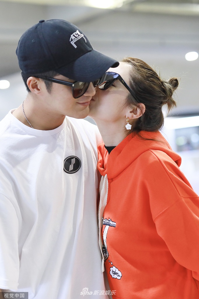 组图:姜潮与爱妻麦迪娜现身十指紧扣 亲昵对视亲吻甜度爆表