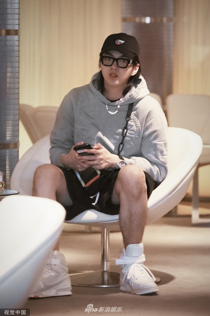组图:真的瘦了!吴亦凡晒近照 下巴尖尖重回小v脸减肥见成效