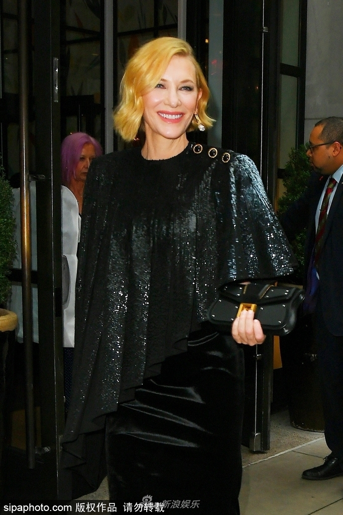 组图：凯特·布兰切特获卓别林奖穿黑色拖地礼服优雅大气