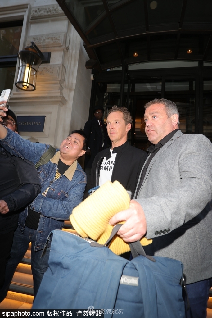 组图：本尼迪克特·康伯巴奇突遇粉丝合影自拍一脸懵第1张图片