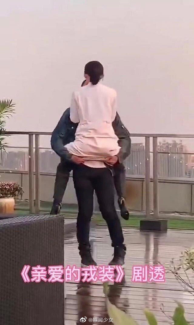 组图:《亲爱的戎装》路透曝光 黄景瑜李沁树袋熊抱姿势暧昧