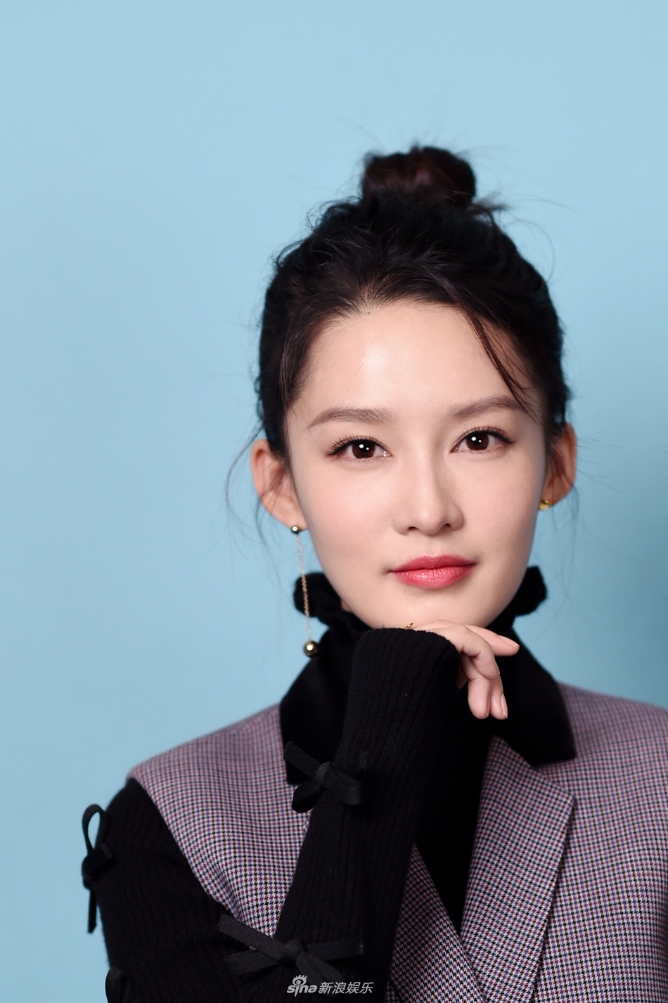 组图:李沁眼眸含水红唇娇嫩 扎丸子头少女气息满满