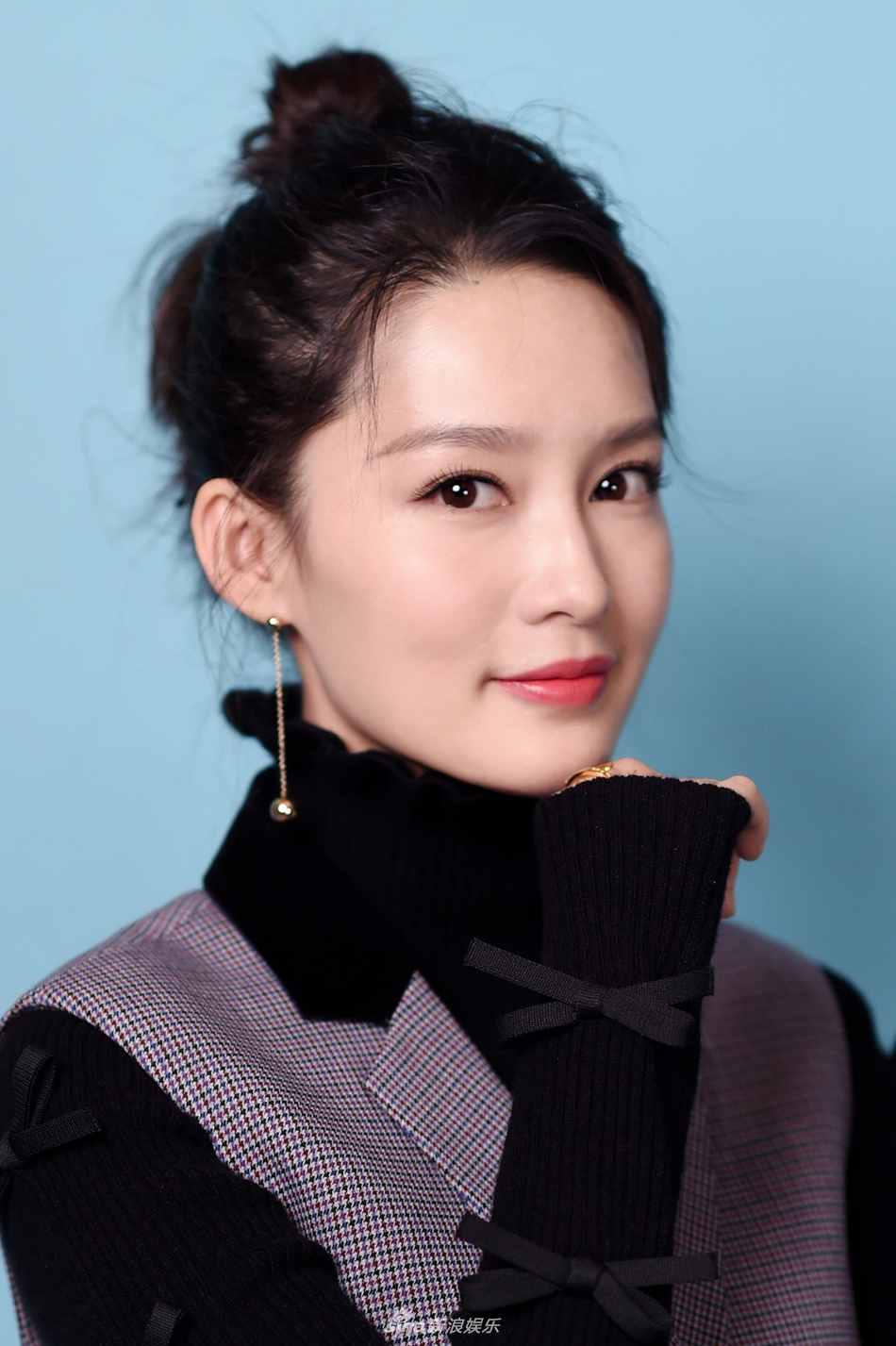 组图:李沁眼眸含水红唇娇嫩 扎丸子头少女气息满满