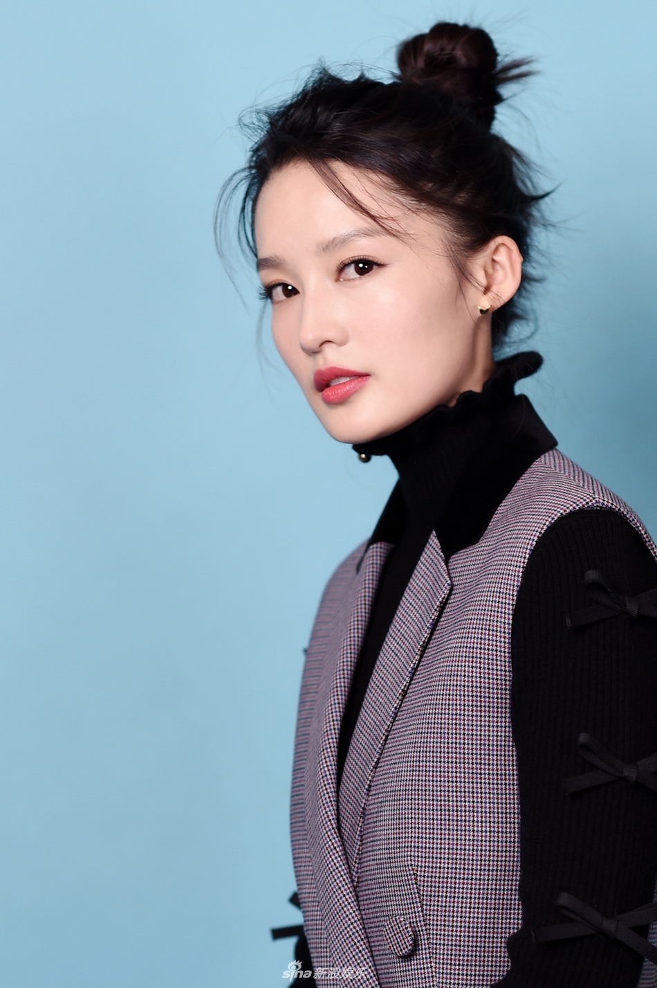 组图李沁眼眸含水红唇娇嫩扎丸子头少女气息满满