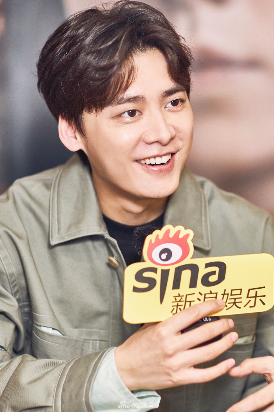 组图:李易峰夹克装阳光嘟嘴超萌 让粉丝"夸我帅不要说我傻"