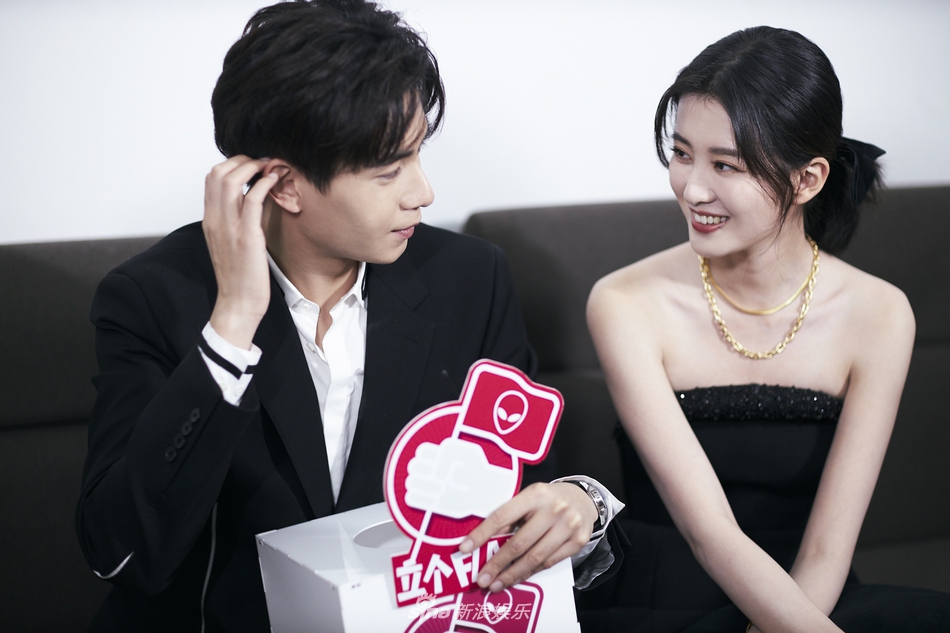 组图:胡一天乔欣"情侣系"穿搭颜值高 回应新剧吻戏多_高清图集_新浪网