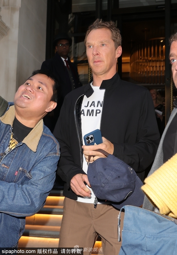 组图：本尼迪克特·康伯巴奇突遇粉丝合影自拍一脸懵第4张图片