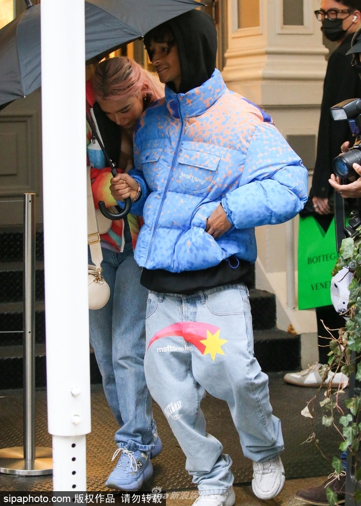 组图：威尔·史密斯儿子携女性友人逛奢侈品店举止亲密有说有笑第2张图片