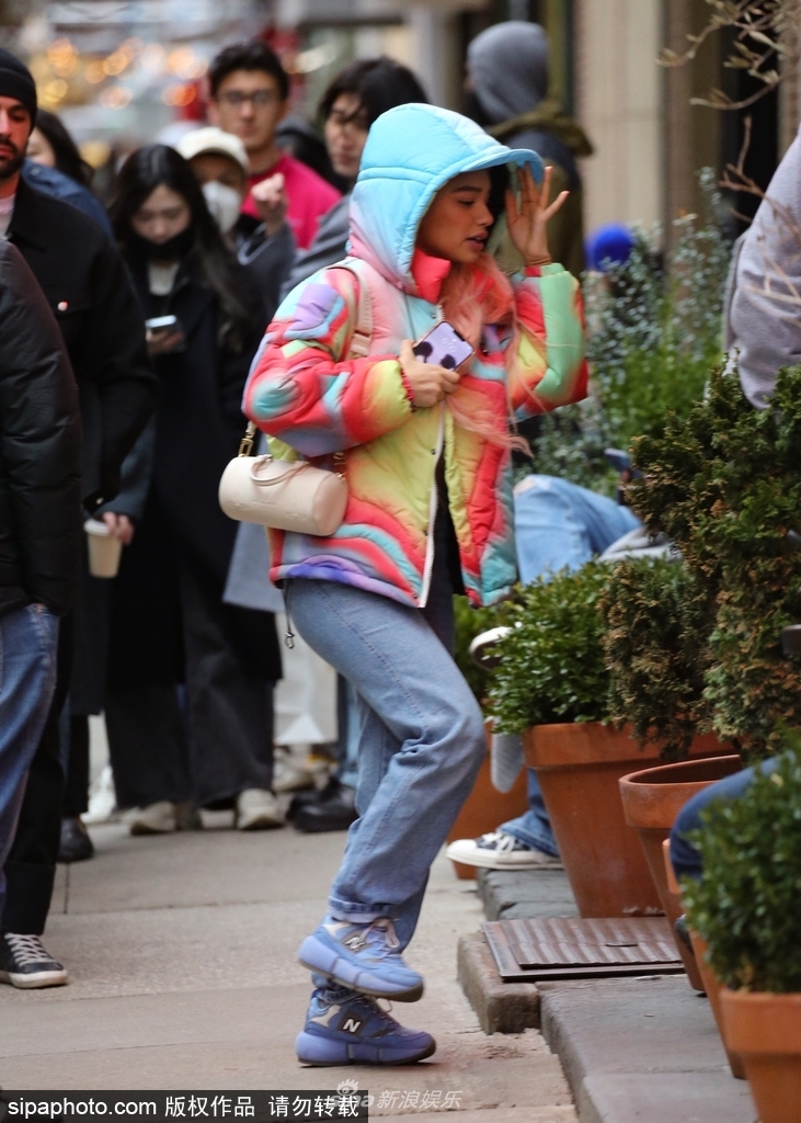 组图：威尔·史密斯儿子携女性友人逛奢侈品店举止亲密有说有笑第5张图片