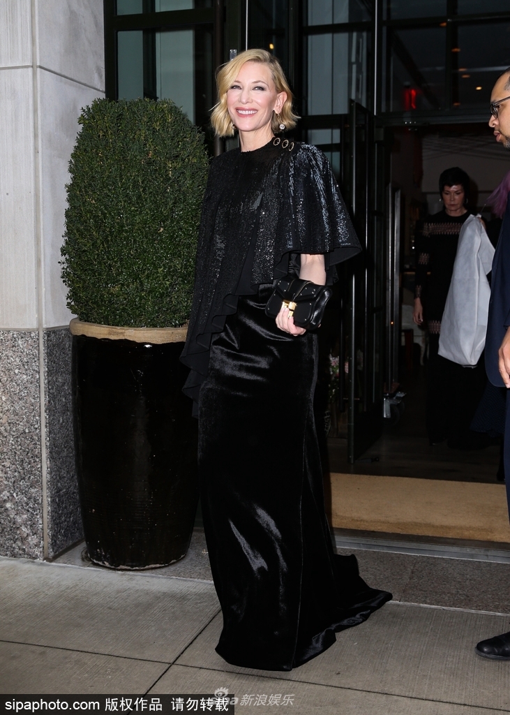 组图：凯特·布兰切特获卓别林奖穿黑色拖地礼服优雅大气