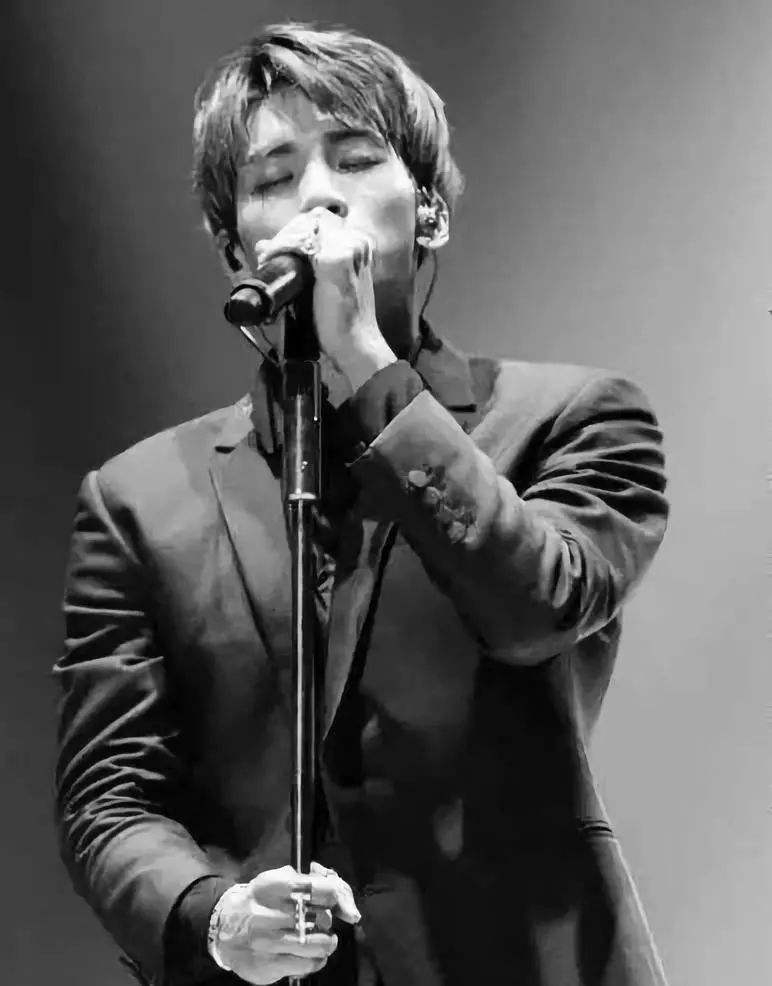 組圖：SHINee官方悼念金鐘鉉 配文「一直愛你」