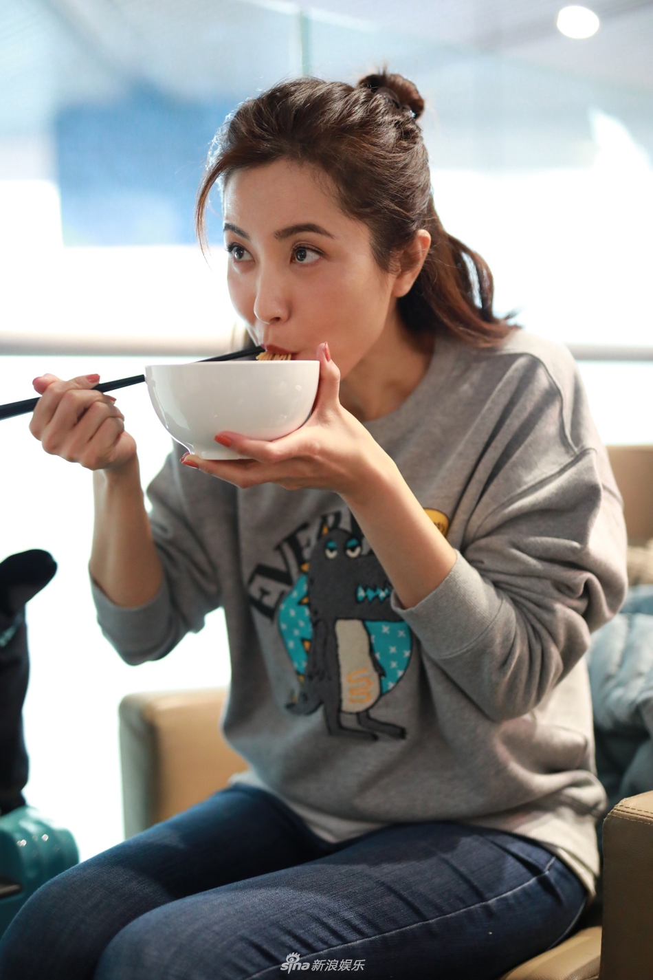 组图:43岁曾黎皮肤细嫩保养超好 暖心拥抱粉丝大口吃面毫无包袱