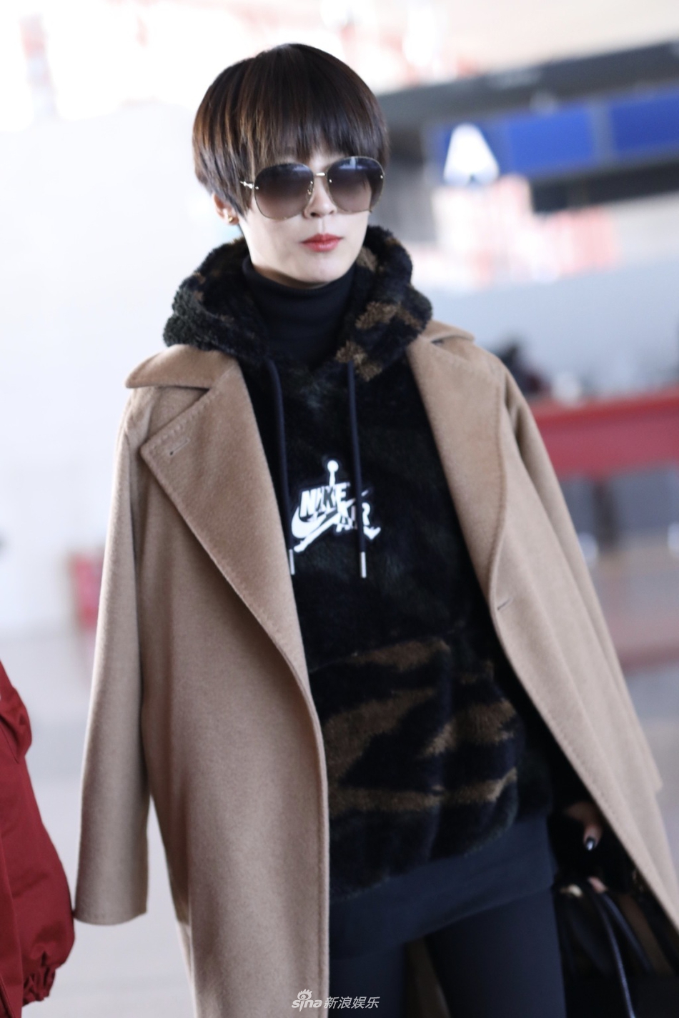 组图:谢楠披大衣墨镜遮面气场爆棚 毛绒卫衣搭紧身裤双腿纤细