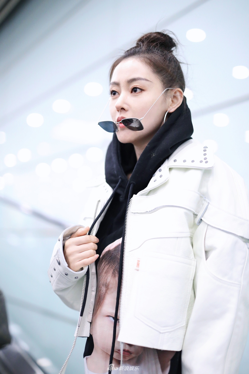 组图:张天爱扎减龄丸子头皮肤白到发光 长腿纤细抢镜