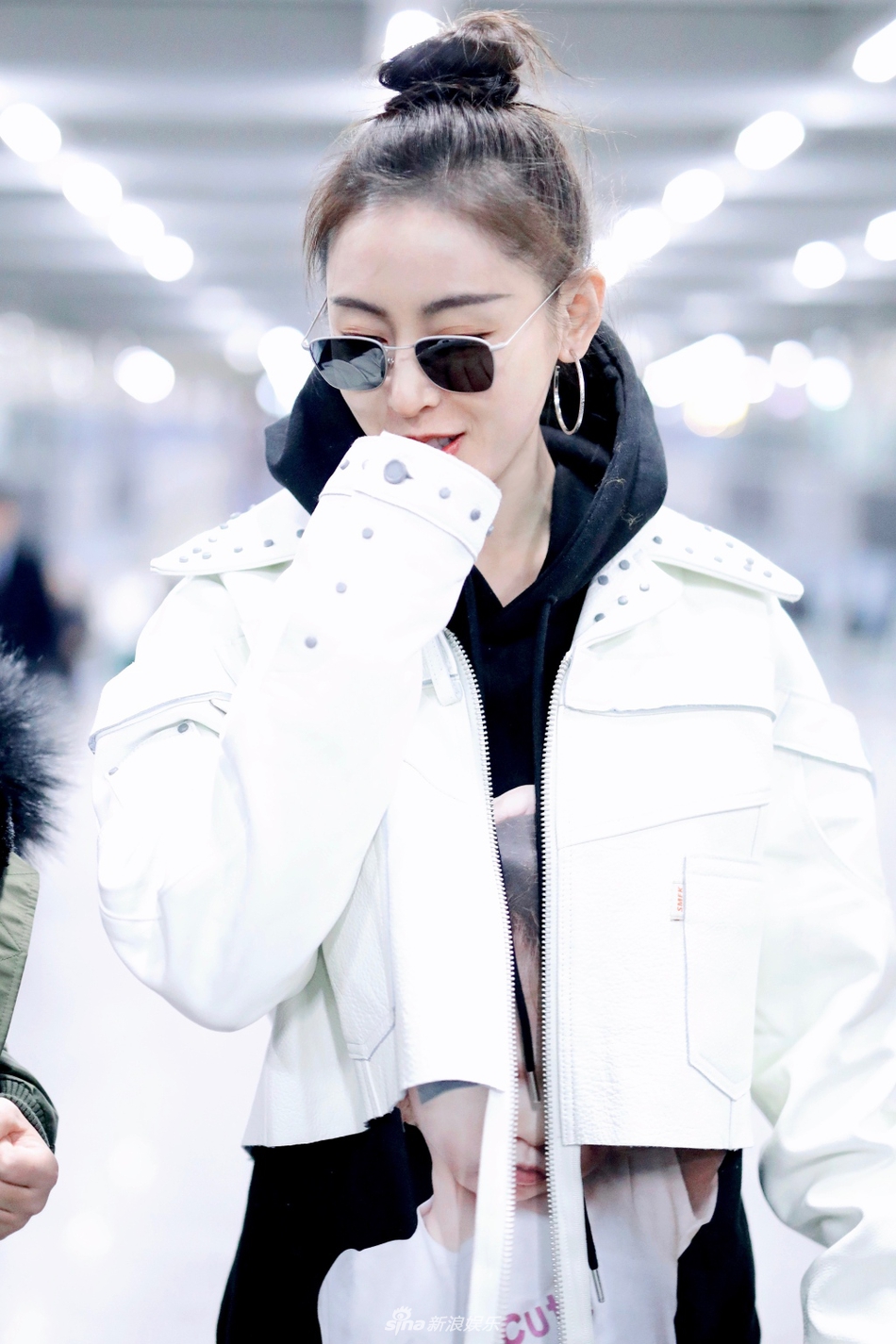 组图:张天爱扎减龄丸子头皮肤白到发光 长腿纤细抢镜