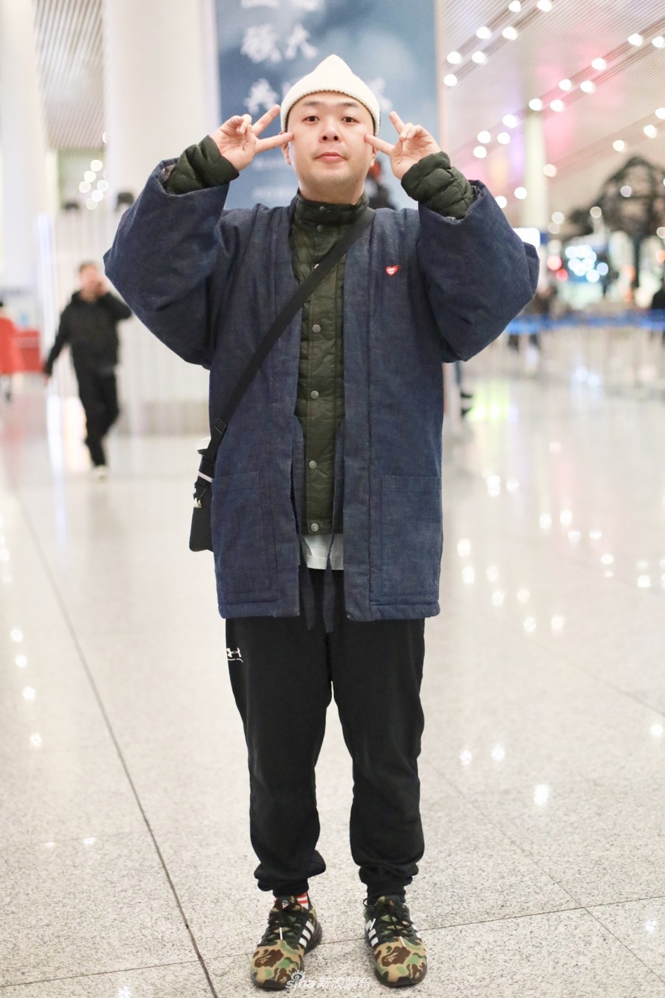 组图:杜海涛双手比v卖萌 独自现身不见女友沈梦辰