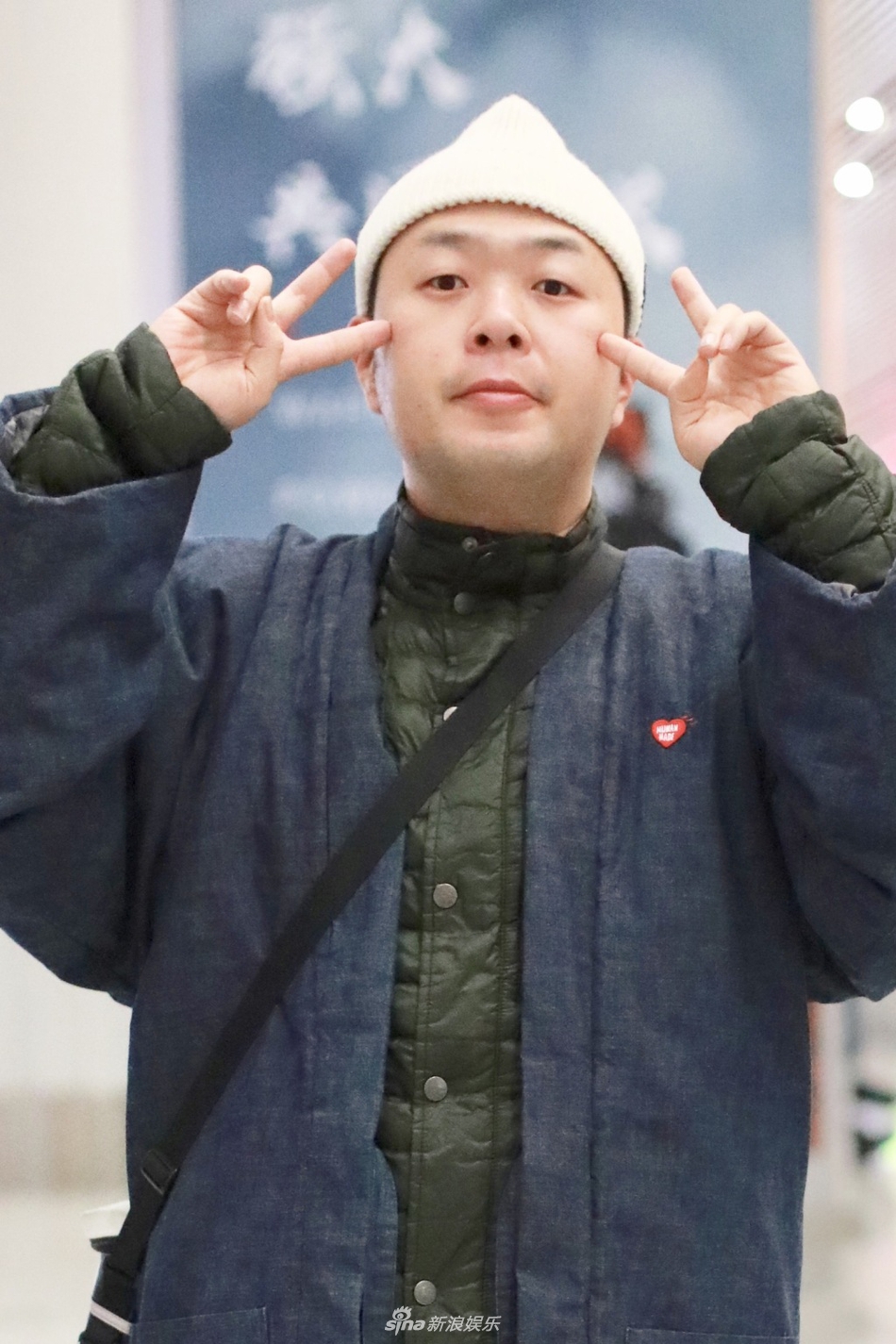 组图:杜海涛双手比v卖萌 独自现身不见女友沈梦辰