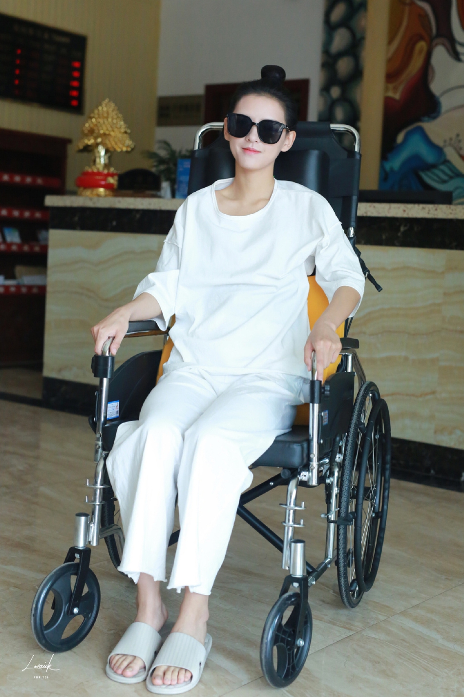 组图张予曦坐轮椅现身工作人员证实拍戏受伤透露恢复情况