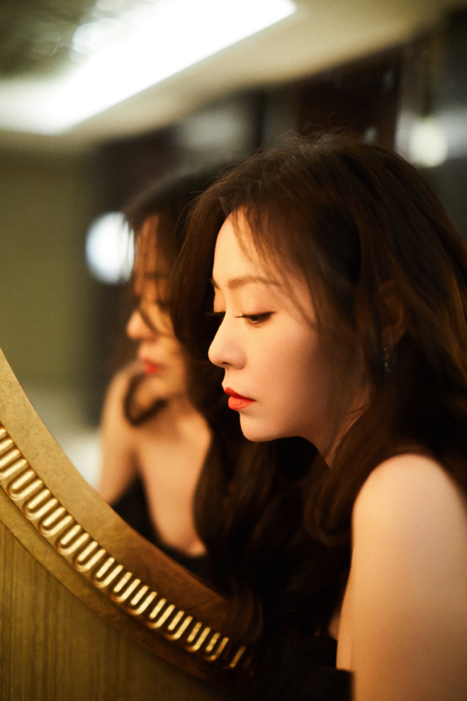 组图:张靓颖紧身黑裙秀婀娜曲线 大波浪卷发女人味十足_高清图集_新浪