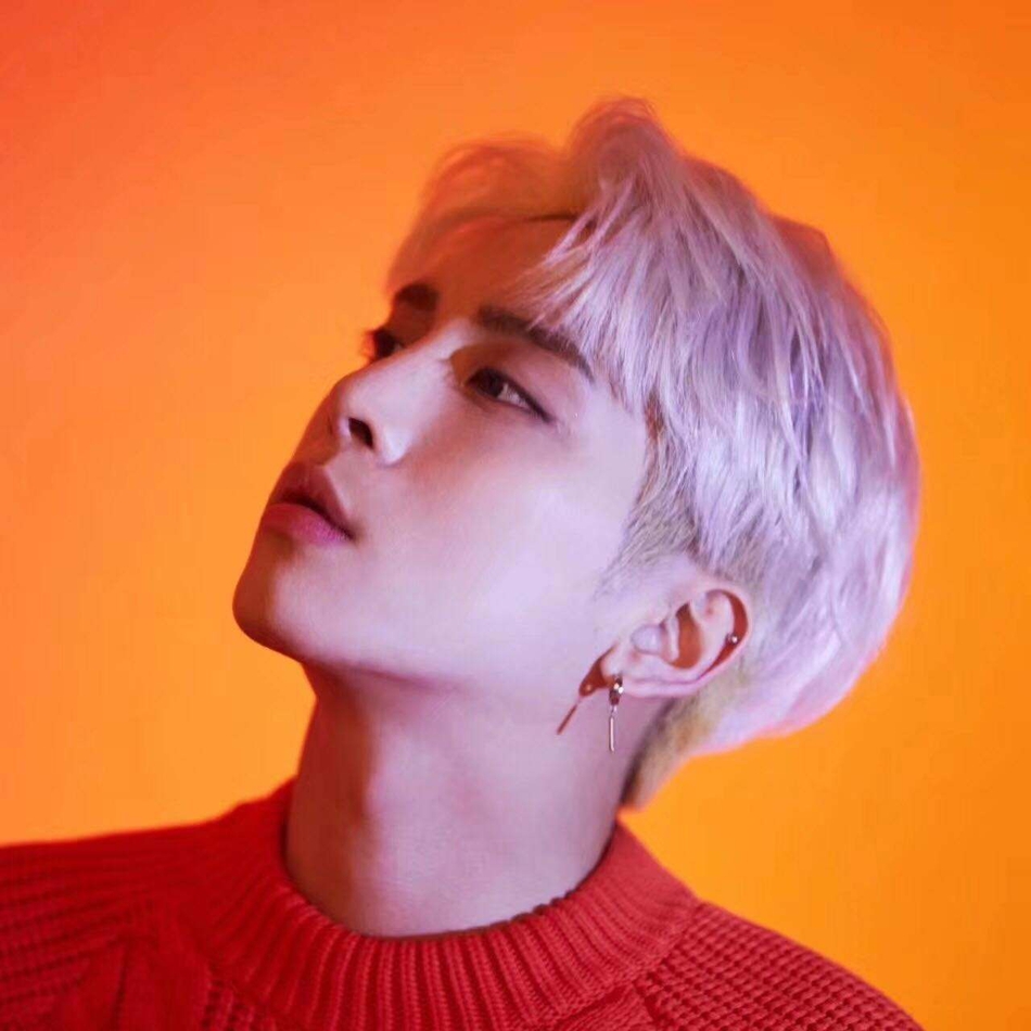 组图：SHINee官方悼念金钟铉 配文“一直爱你”