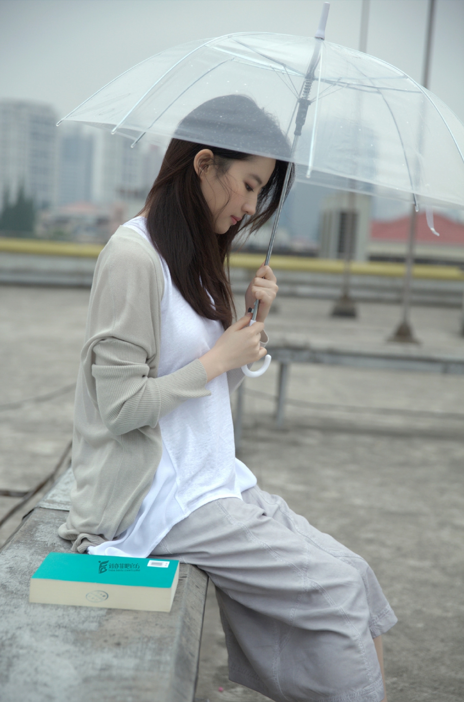 组图:神仙姐姐!刘亦菲绝美旧照曝光 素衣撑伞被赞"仙女本仙"