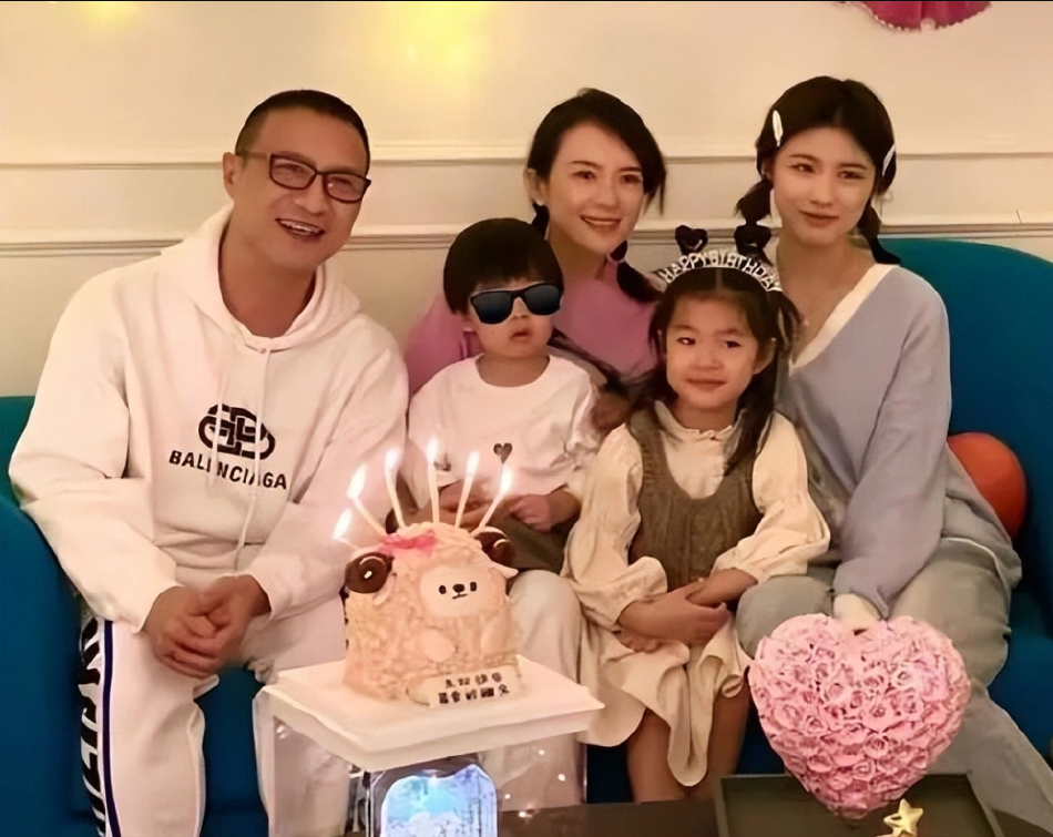 章子怡带儿女逛商场 醒醒扎彩色辫子小儿子正脸曝光-易天影视公司